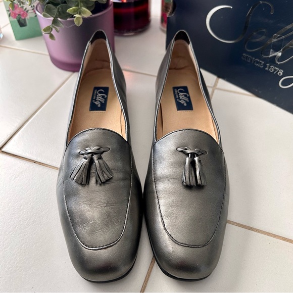 Selby Leather Tasseled Loafers in a Bronze Metallic Sz. 9.5 Narrow (3A) - Picture 11 of 15